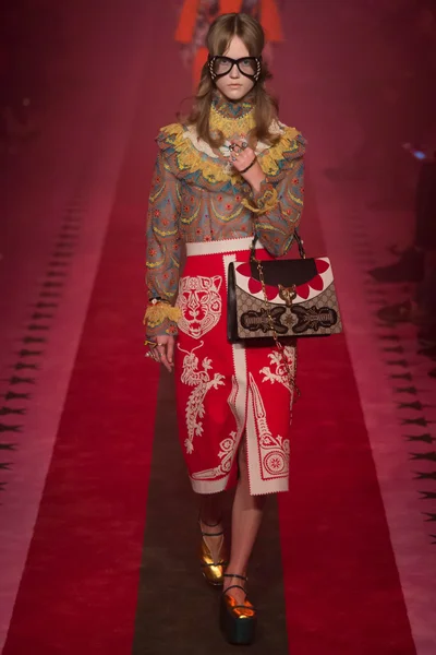 Look 10